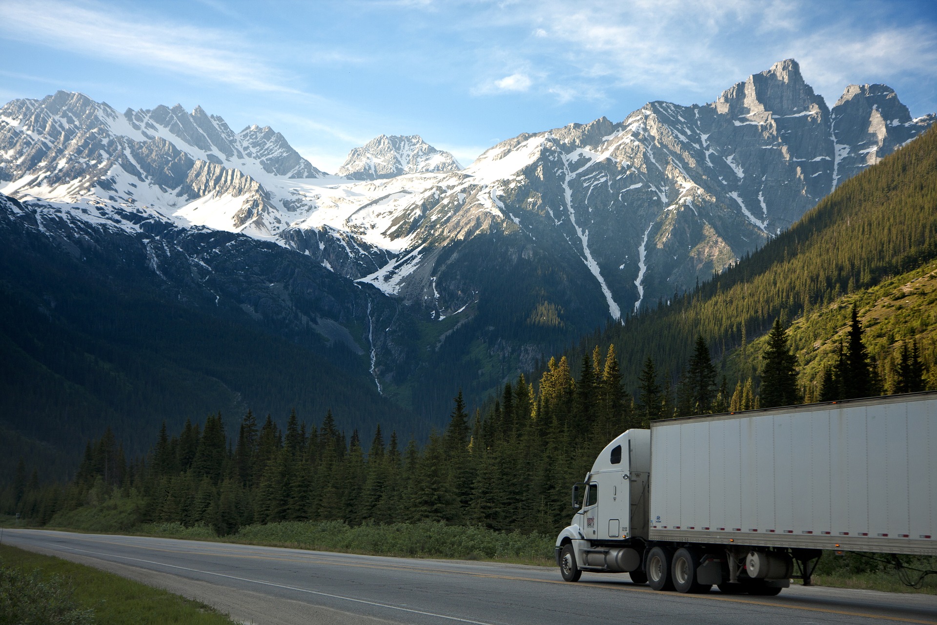 Camion a emissioni zero: nuovi obiettivi vincolanti per le infrastrutture