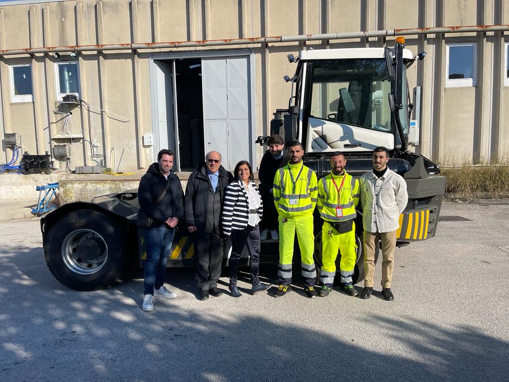 Grimaldi sperimenta trattore a idrogeno per operazioni nel porto di Salerno