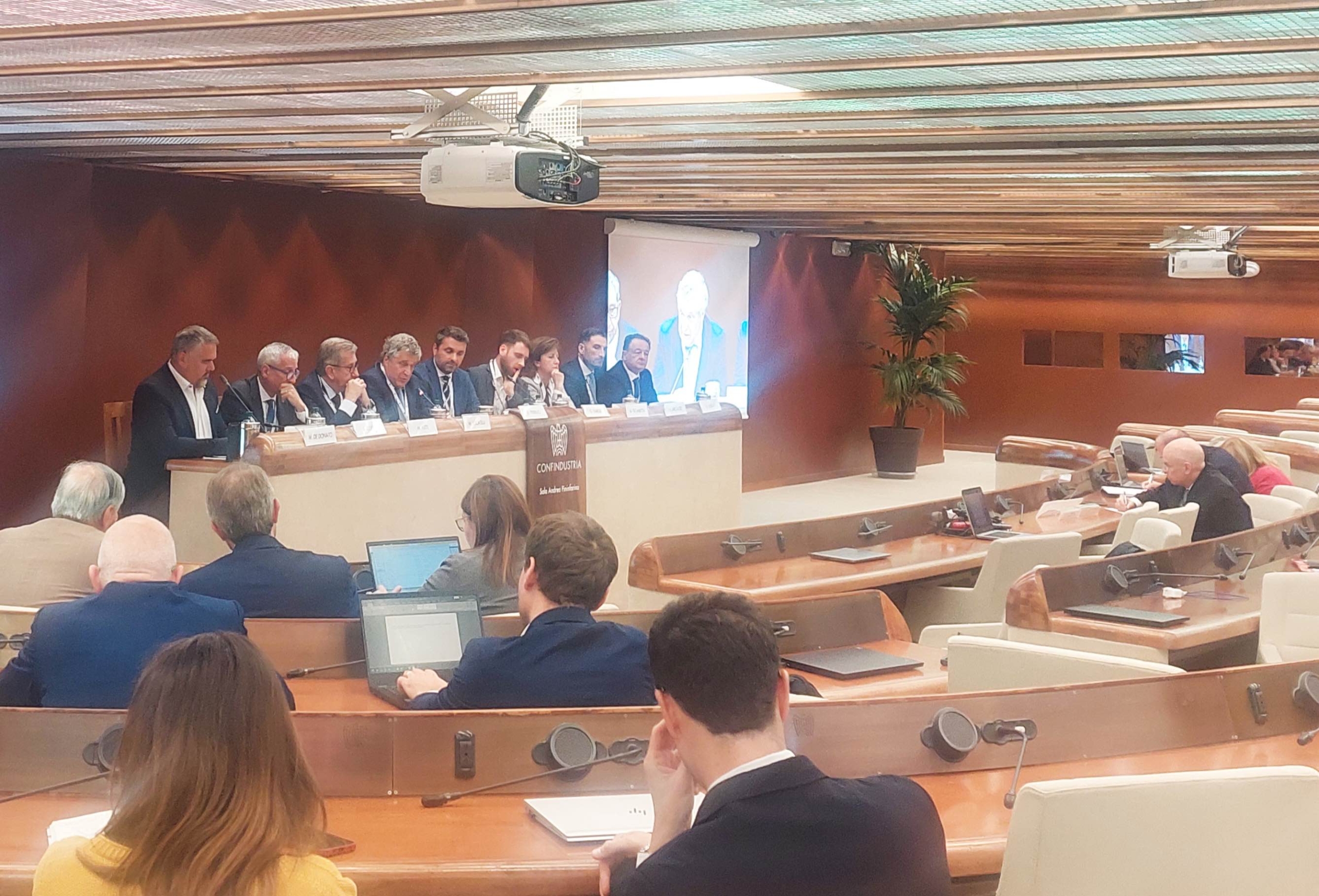 Il futuro del TPL – i temi al centro della tavola rotonda al convegno del Cluster Trasporti